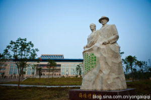 湖南民族职业学院海维礼广场上的海维礼夫妻雕塑